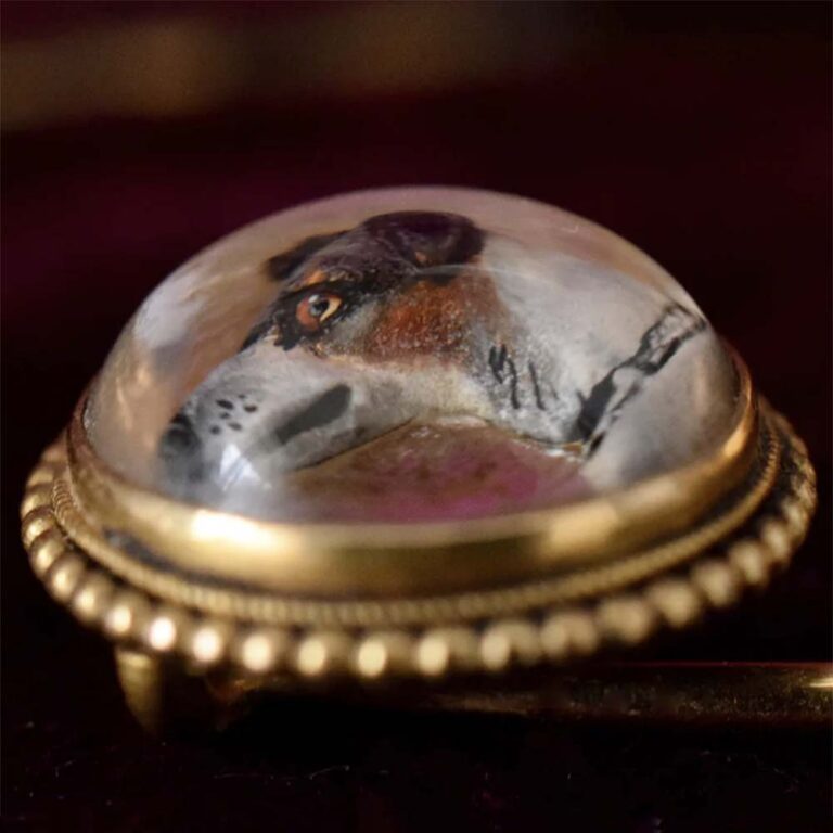 Viewing the crystal obliquely shows the three-dimensional effect of the reverse engraving and the convex shape.