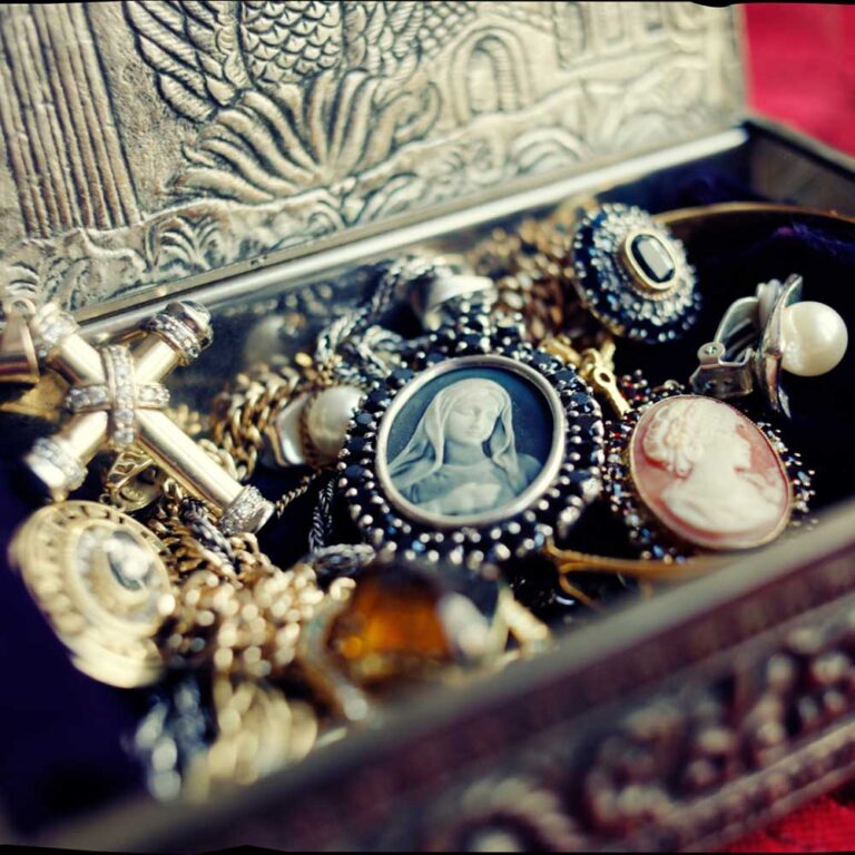 Antique and vintage jewellery at Collectormania Fair