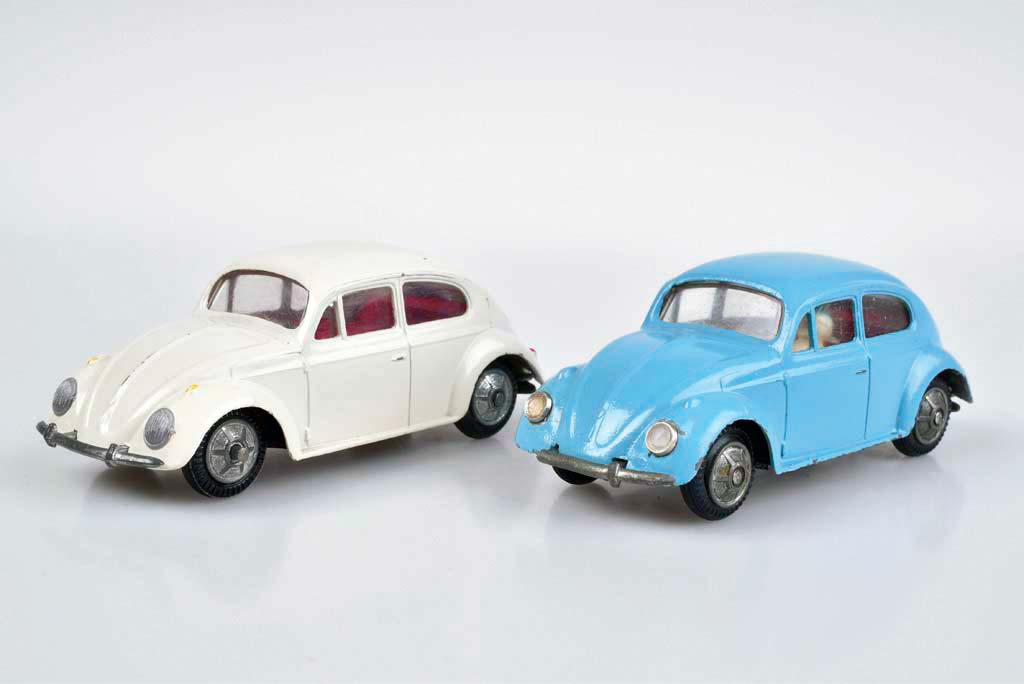 Two Tekno car models M 1:43, Made in Denmark, 2 x VW Beetle 819, blue with driver and passenger, blue bumper damaged. Image: Alino Auktionen, Germany.