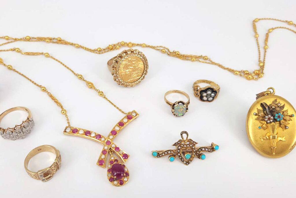 Antique jewellery in the RKT August 25 auction.