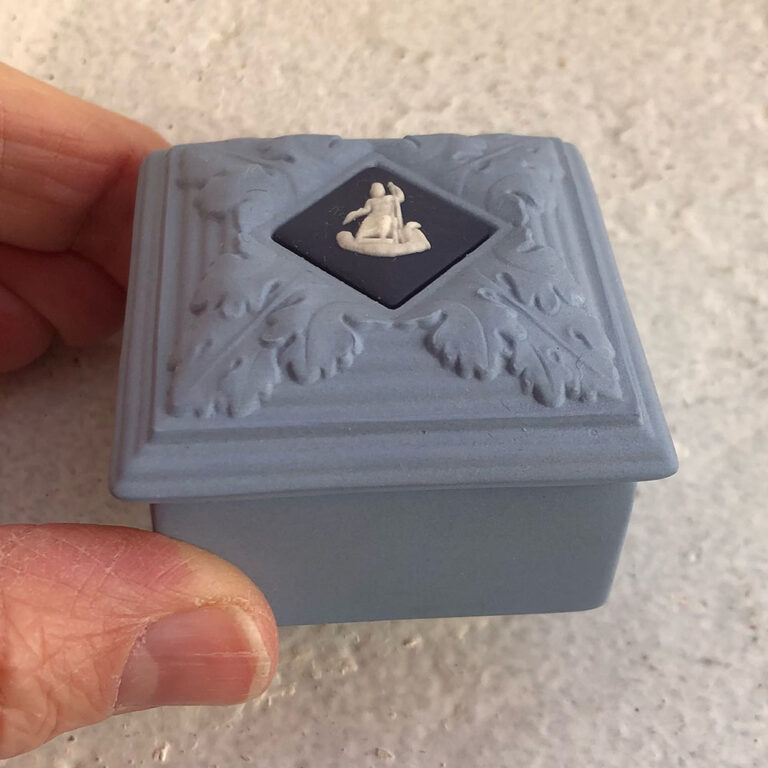 Rare tricolour Wedgwood ring box