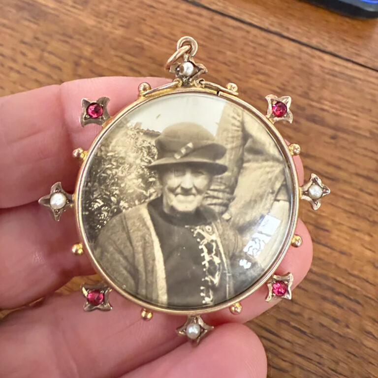 Antique 9ct gold photo locket
