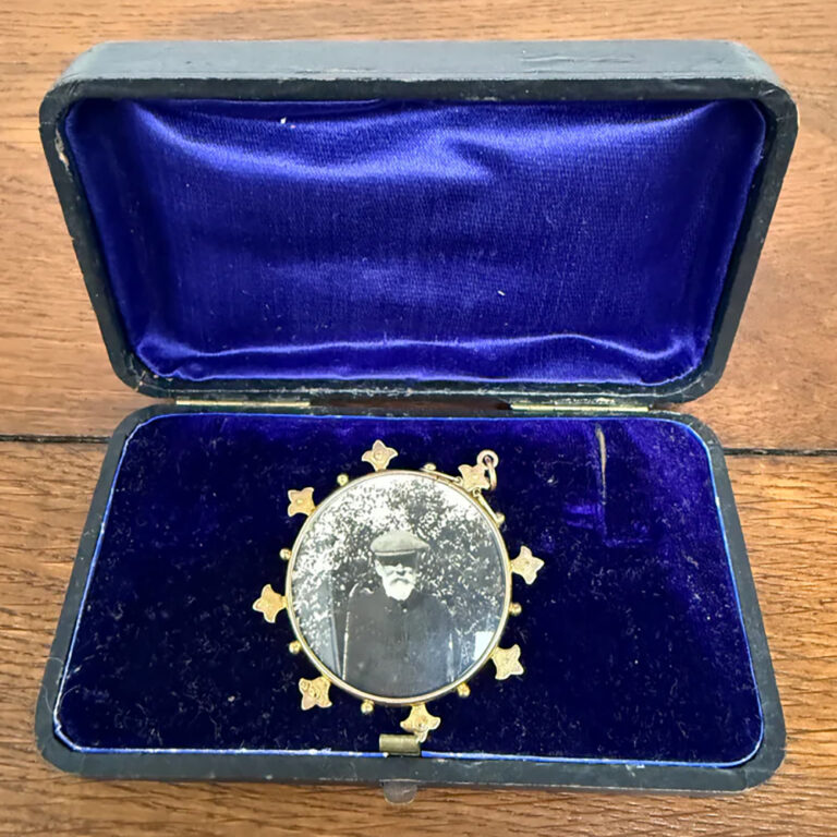 Antique 9ct gold photo locket