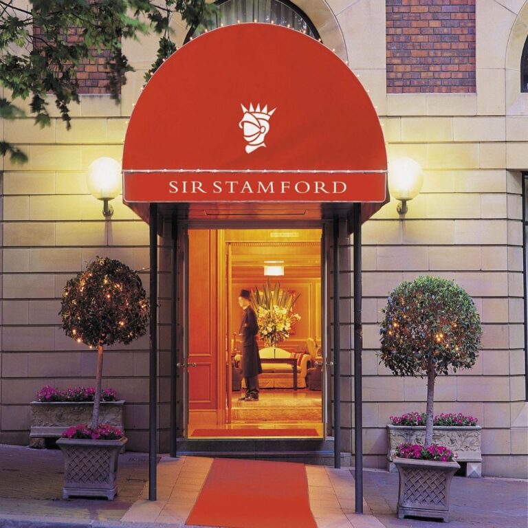 The familiar warm welcome entrance canopy of Sir Stamford at Circular Quay