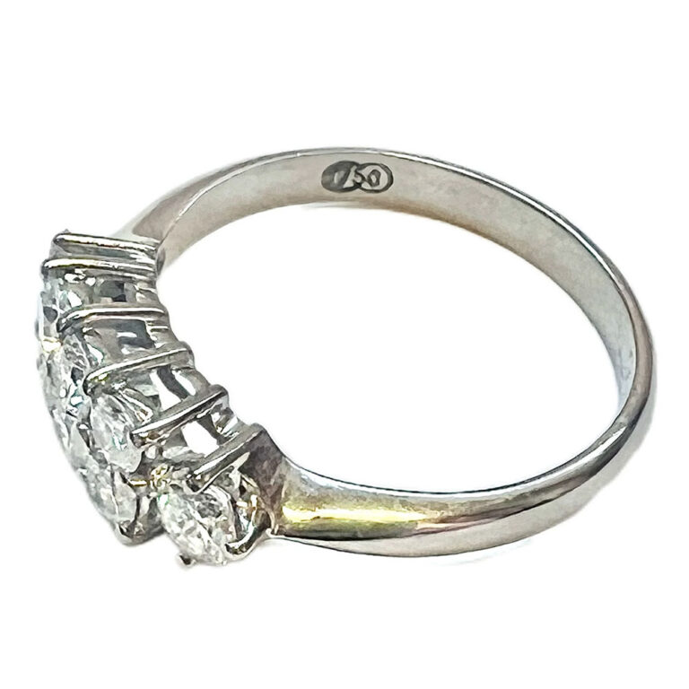 Vintage 18ct white gold ring with eight diamonds