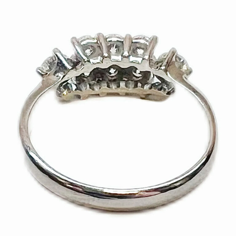 Vintage 18ct white gold ring with eight diamonds