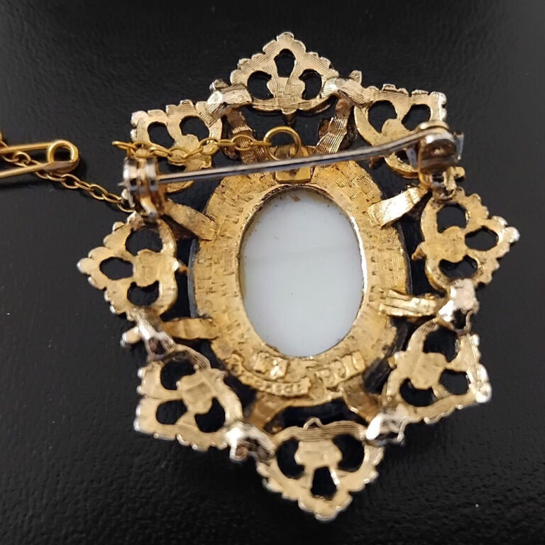 1950s/60s Elizabeth Reimer ceramic brooch