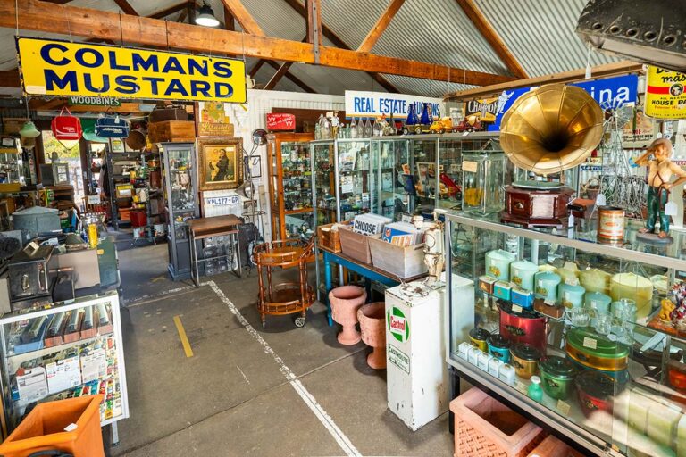 Old Garage Yackandandah garagenalia, manshed, old wares and collectables.