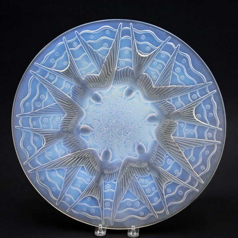Pierre d’Avesn, ‘Hirondelles’ bowl, c.1930, opalescent glass.The David Roche Collection, Adelaide