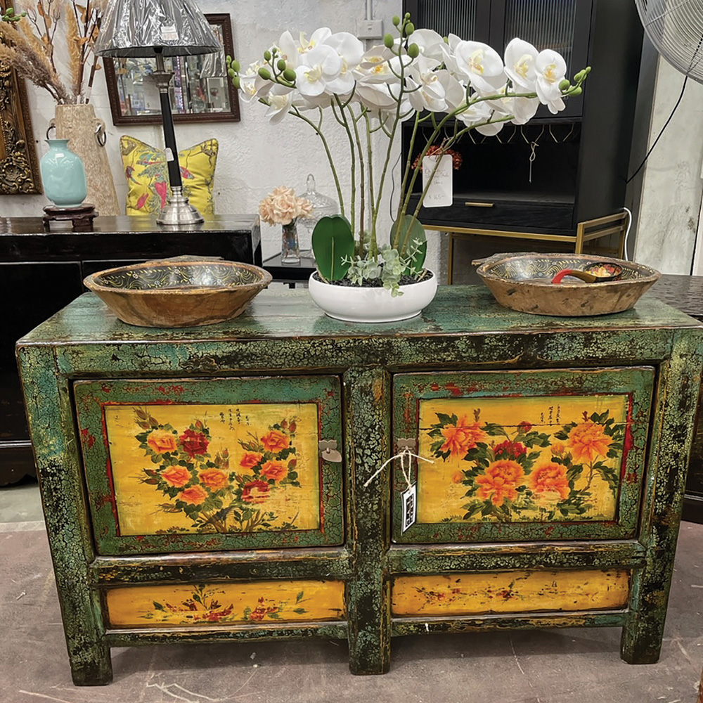 Qing dynasty lacquered sideboard