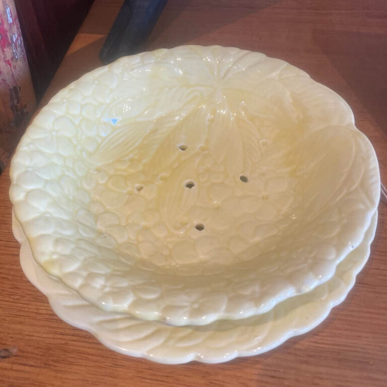 English draining bowl set with embossed fruits