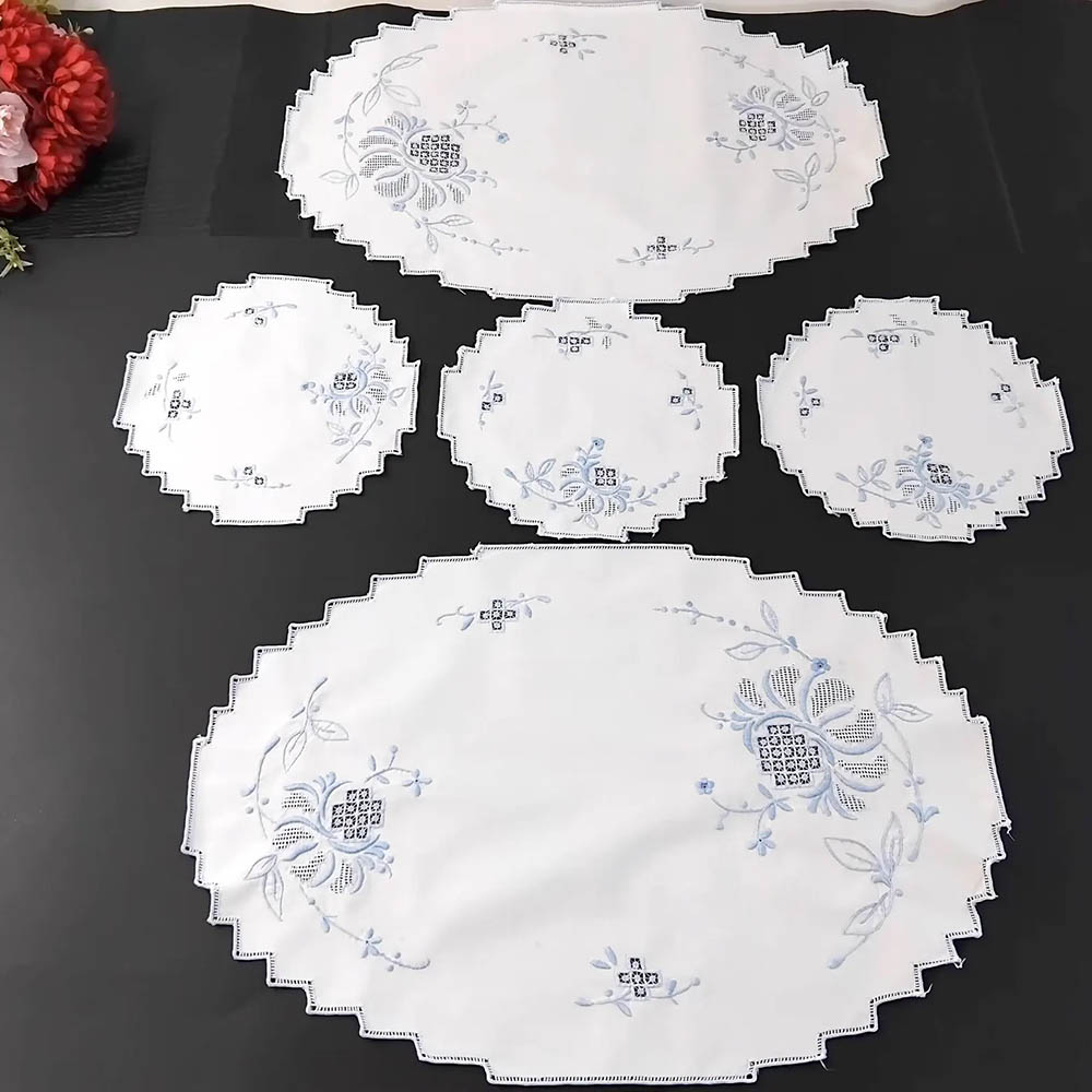Vintage 1950s doilies