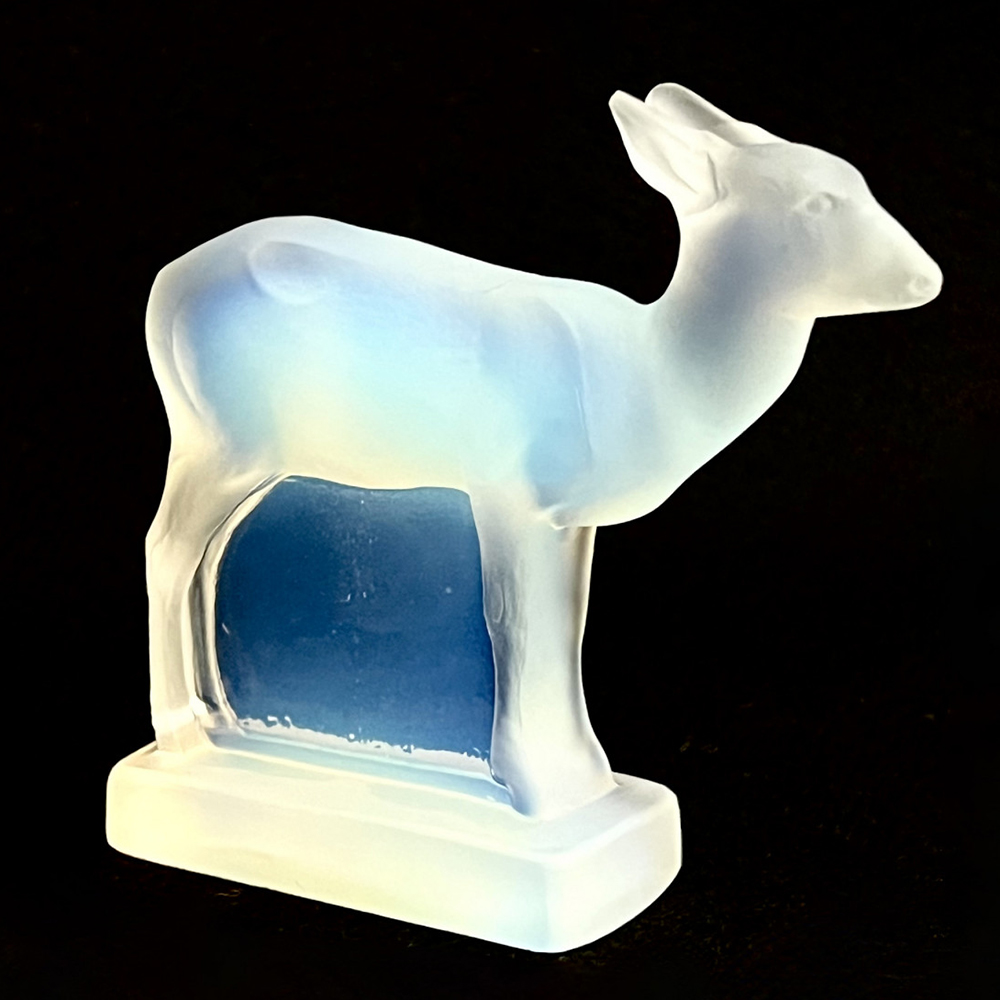 Art Déco opalescent glass statuette of a fawn designed by sculptor Geza Hiecz for Edmond Etling
