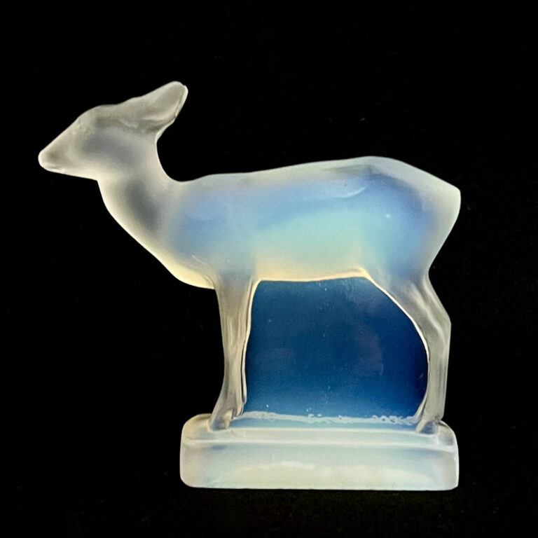 Art Déco opalescent glass statuette of a fawn designed by sculptor Geza Hiecz for Edmond Etling