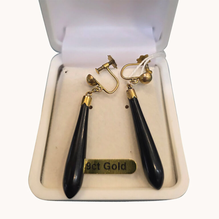 A pair of Art Deco earrings in 9ct gold and onyx