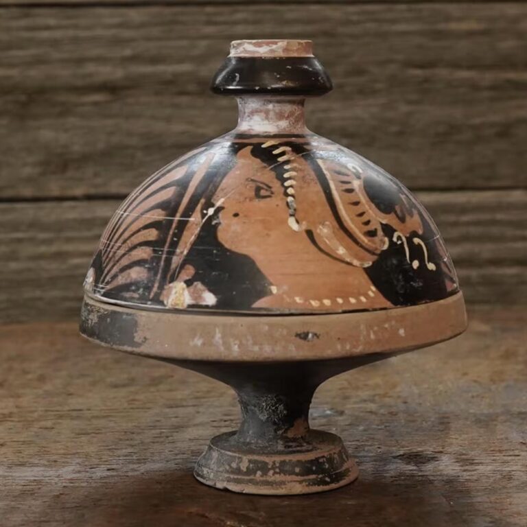 Ancient Greek South Italian pyxis