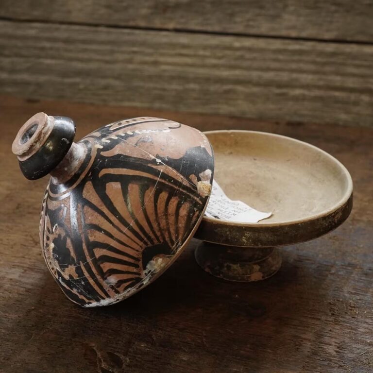 Ancient Greek South Italian pyxis