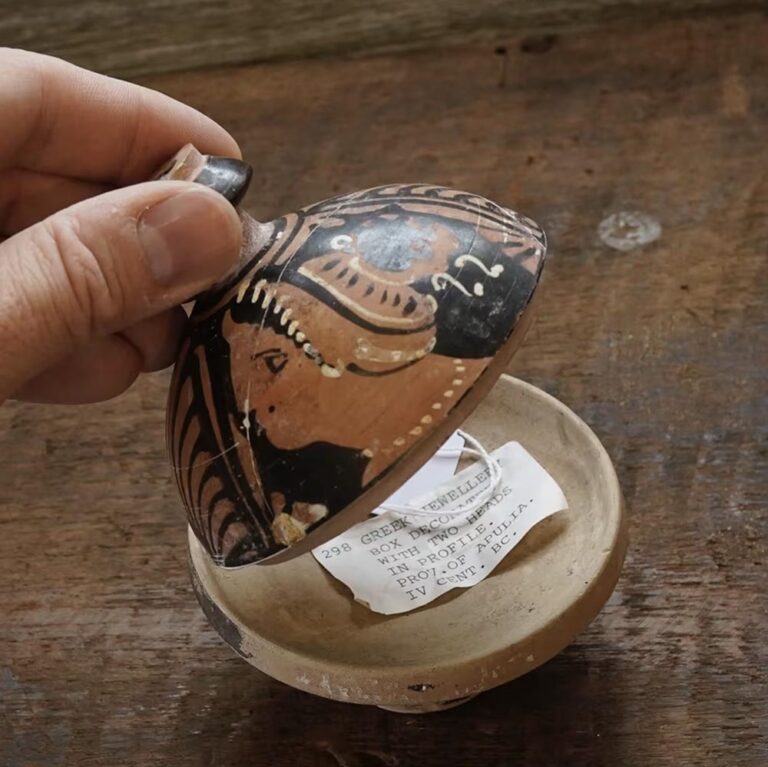 Ancient Greek South Italian pyxis