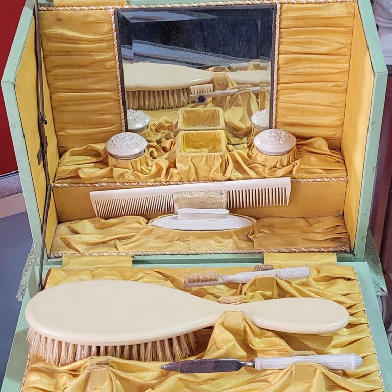vintage vanity box