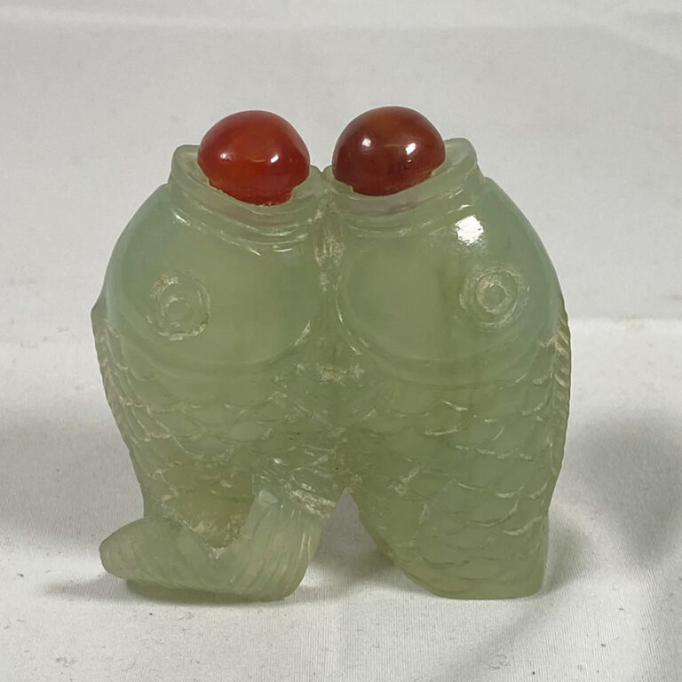 19th century Chinese snuff bottle with double carp motif