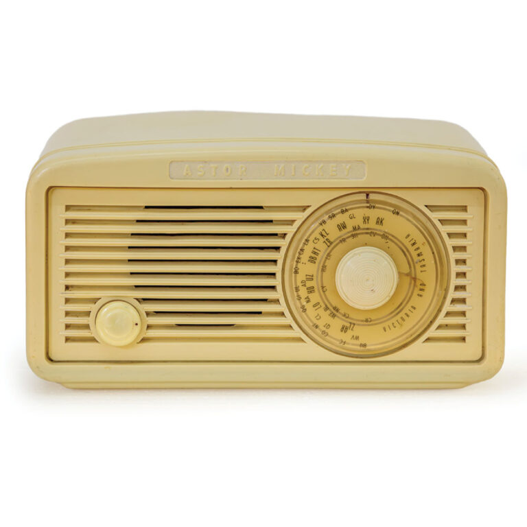 A cream Astor Mickey ‘Breadloaf’ mantle radio c.1950.