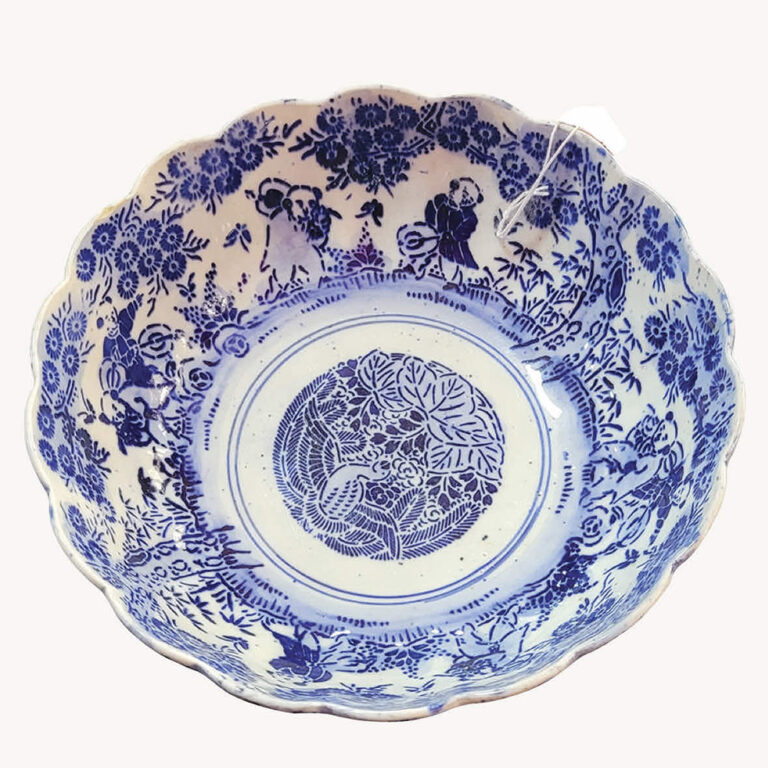 Chinese export ware blue and white china bowl.