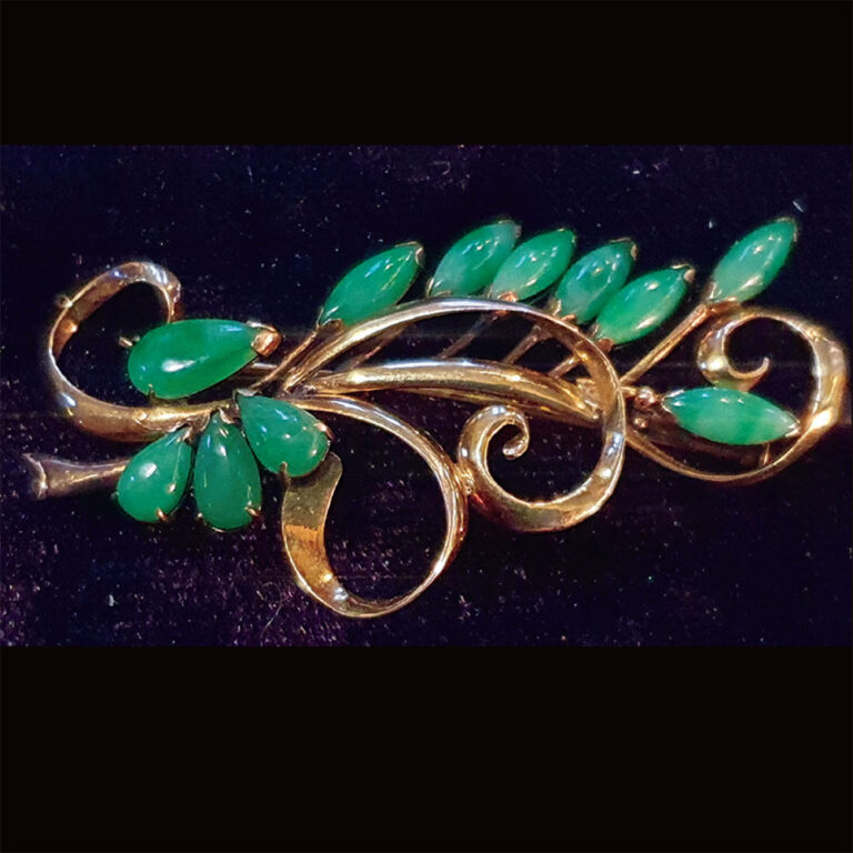 18ct yellow gold and natural Chinese jadeite brooch