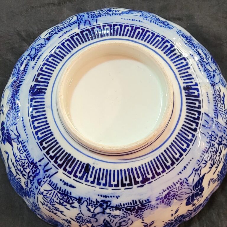 Chinese export ware blue and white china bowl.