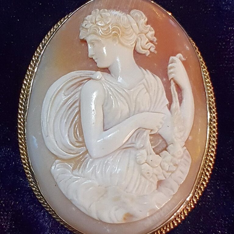 Large 9ct rose gold cameo brooch