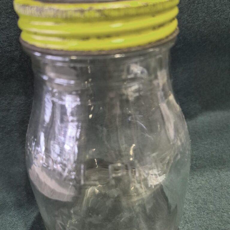 Golden Fleece tin top oil bottle