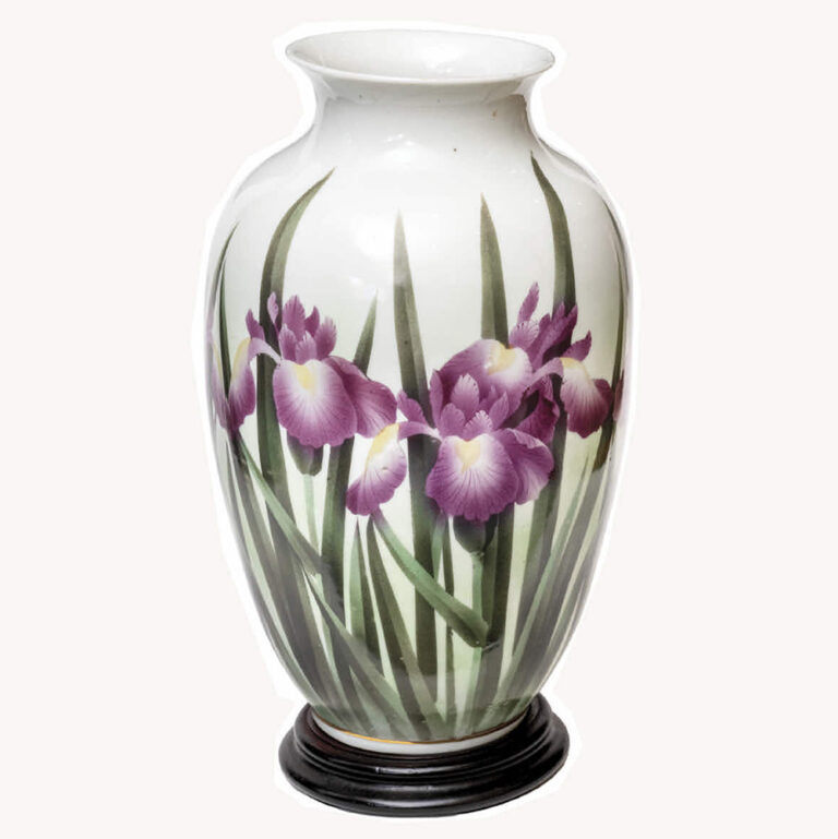Japanese Meiji/Tasho period export porcelain vase Painted in the Kinkozan style