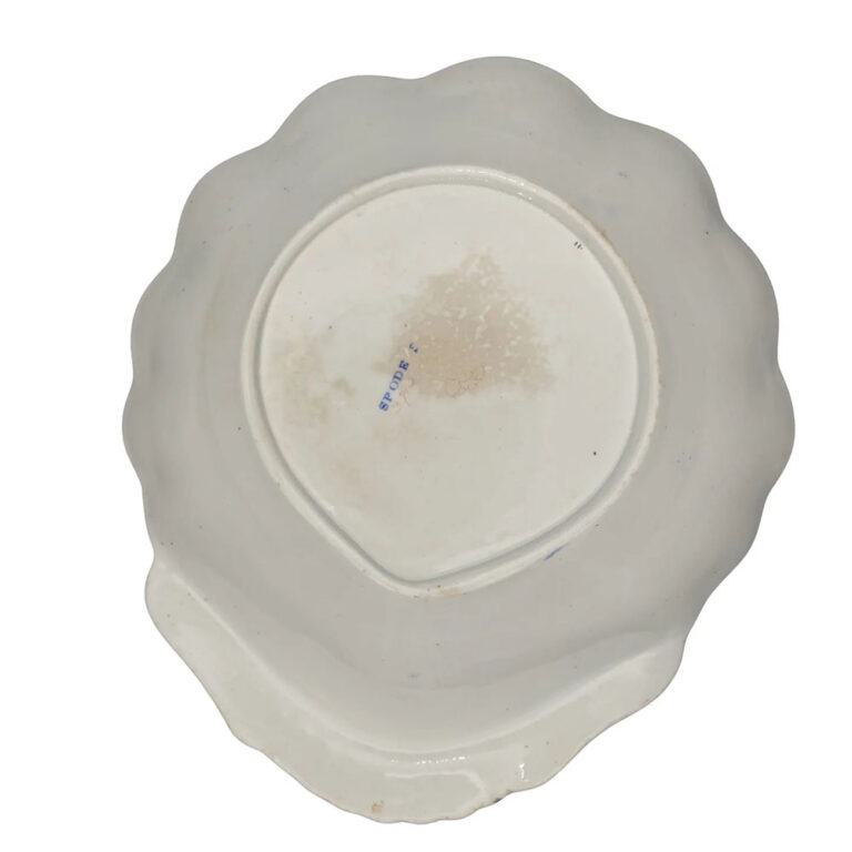 A Spode porcelain shell-shaped dish from a dessert set in the Tumbledown Dick pattern