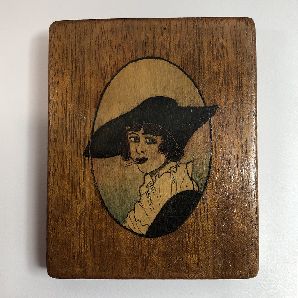 A lovely Art Deco timber cigarette case in original condition.