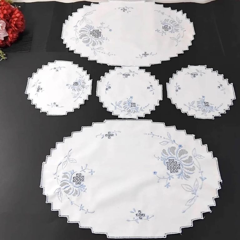 Vintage 1950s doilies