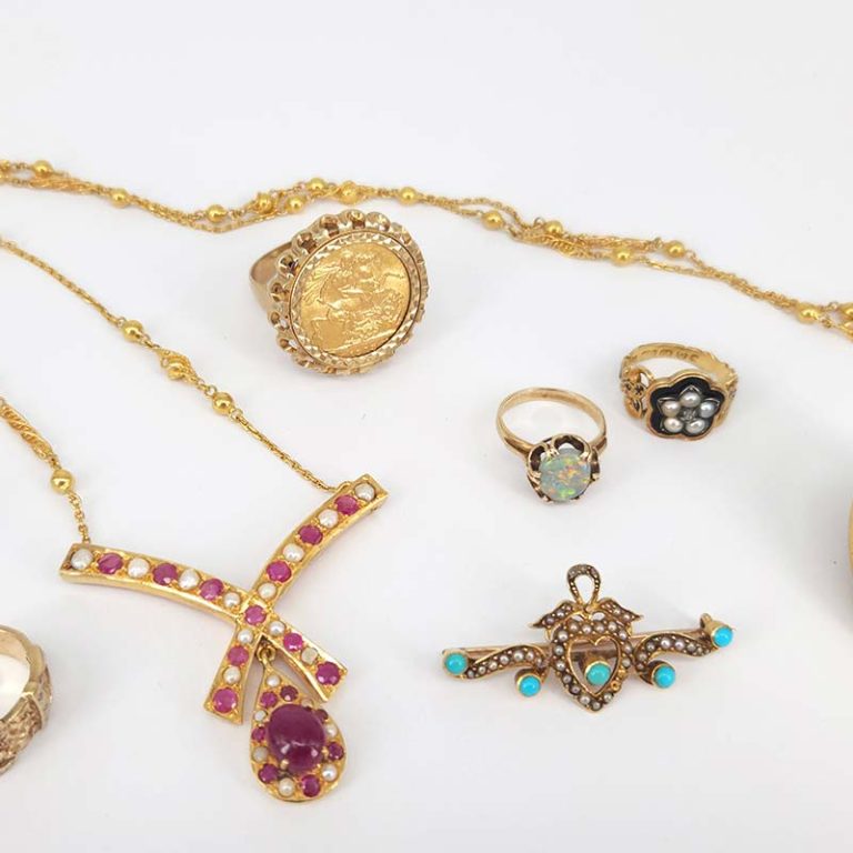 Antique jewellery in the RKT August 25 auction.