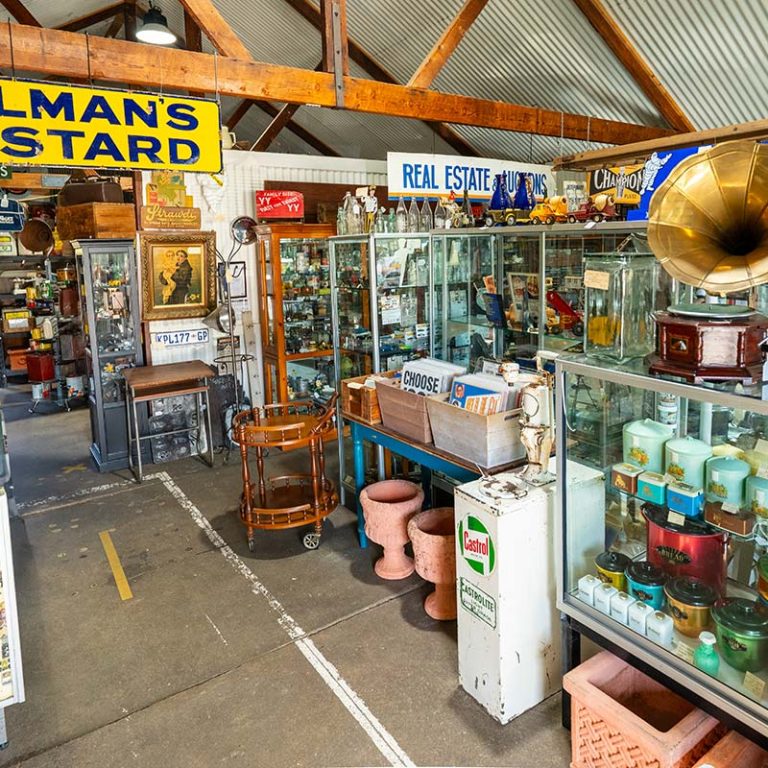 Old Garage Yackandandah garagenalia, manshed, old wares and collectables.