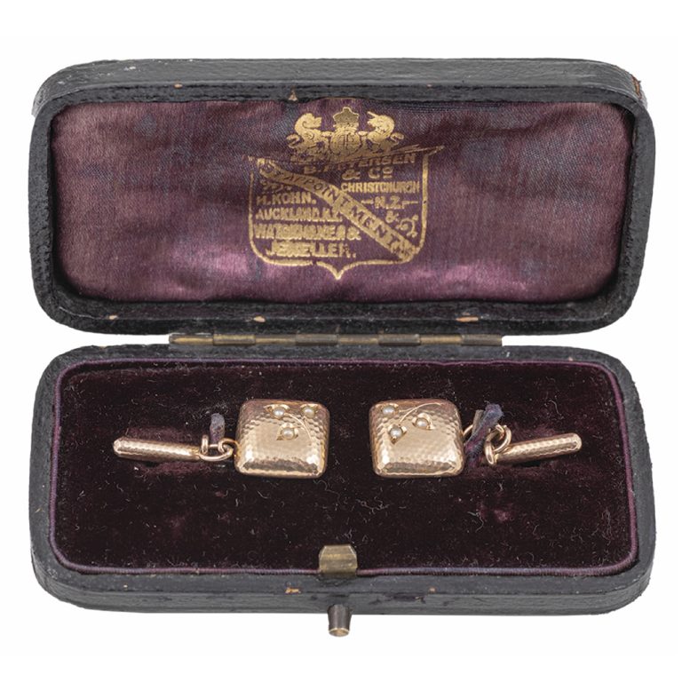 cache-antiques-7-gold-cufflinks