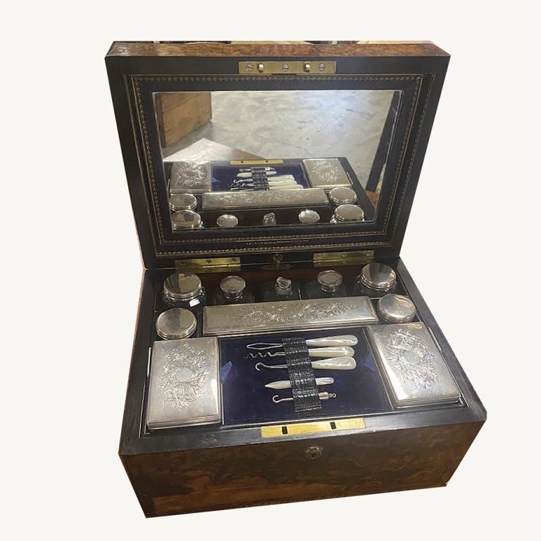 lady’s travelling beauty and jewellery box