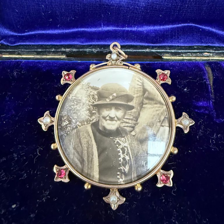 Antique 9ct gold photo locket