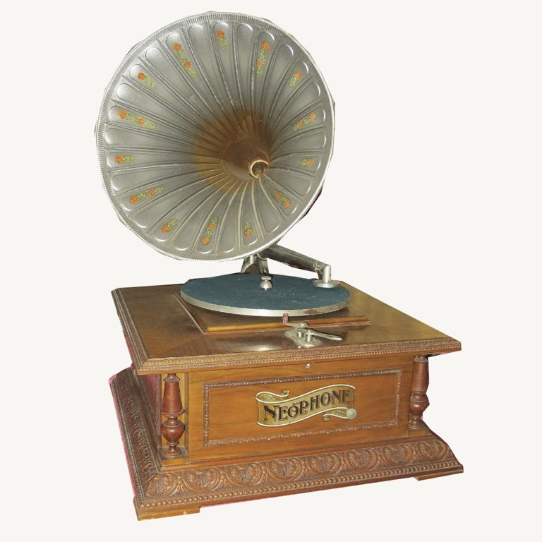 Neophone external horned gramophone, tin horn with flower decorations