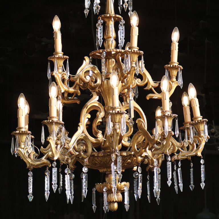 Early 20th century French Louis XV style carved and gilded 15-light chandelier
